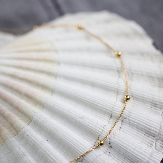 Ball and chain short necklace in yellow gold