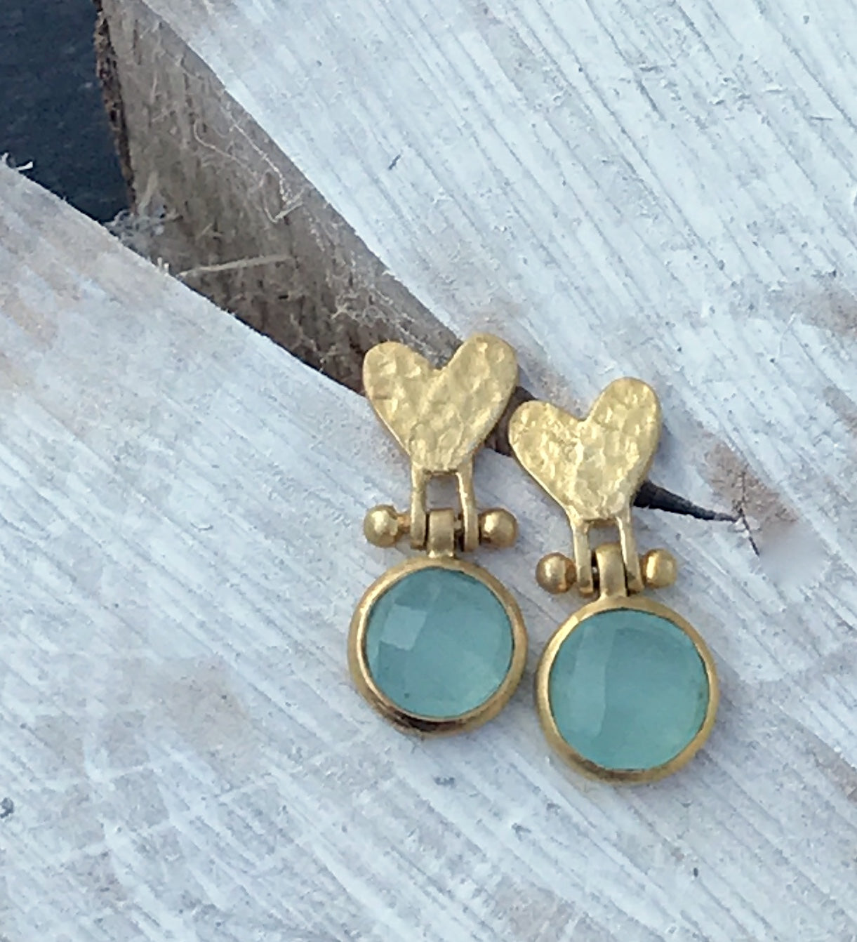 Beaten Heart earring in gold