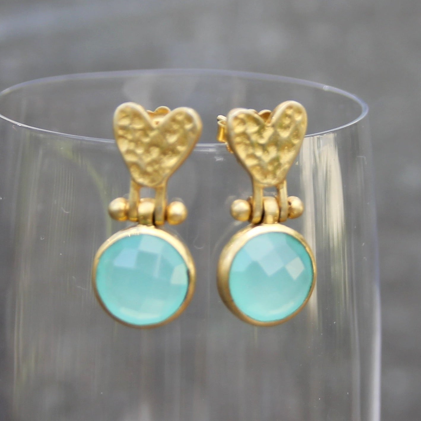 Beaten Heart earring in gold