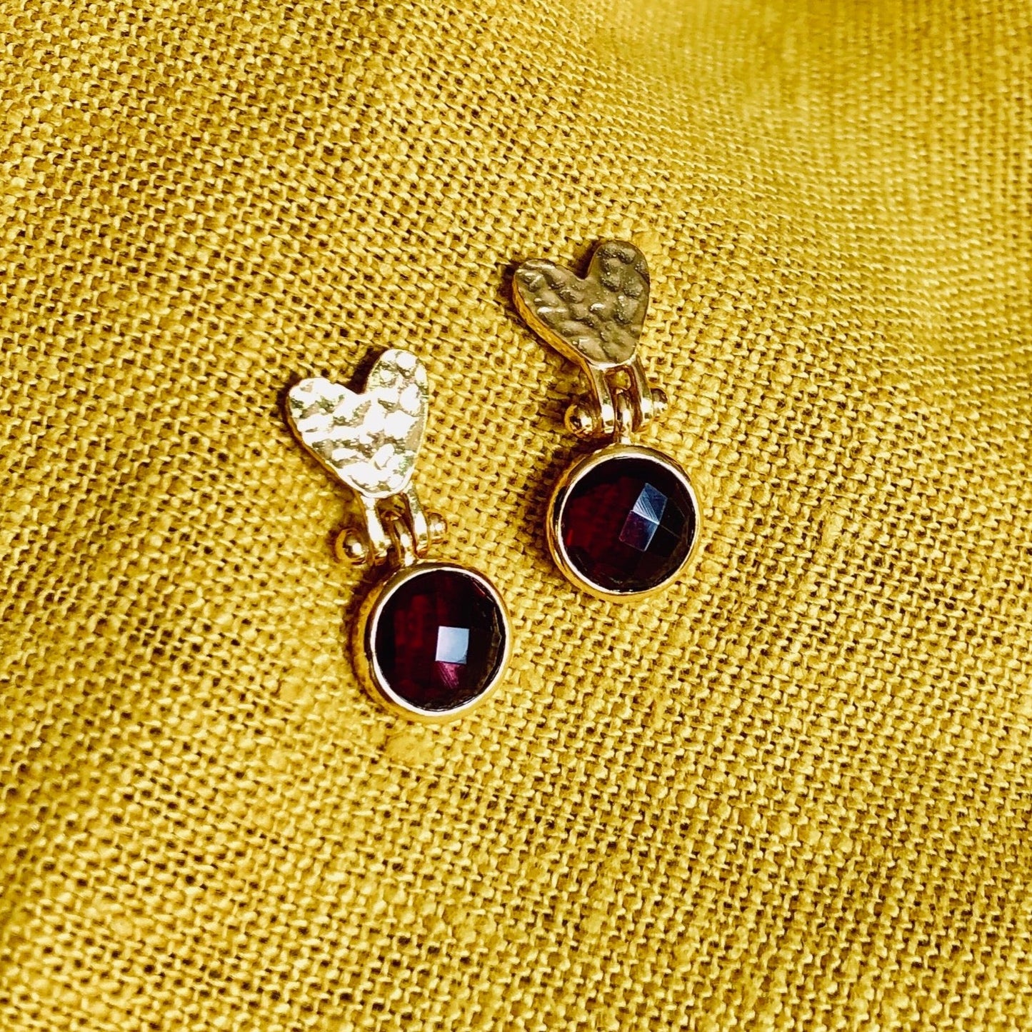 Beaten Heart earring in gold