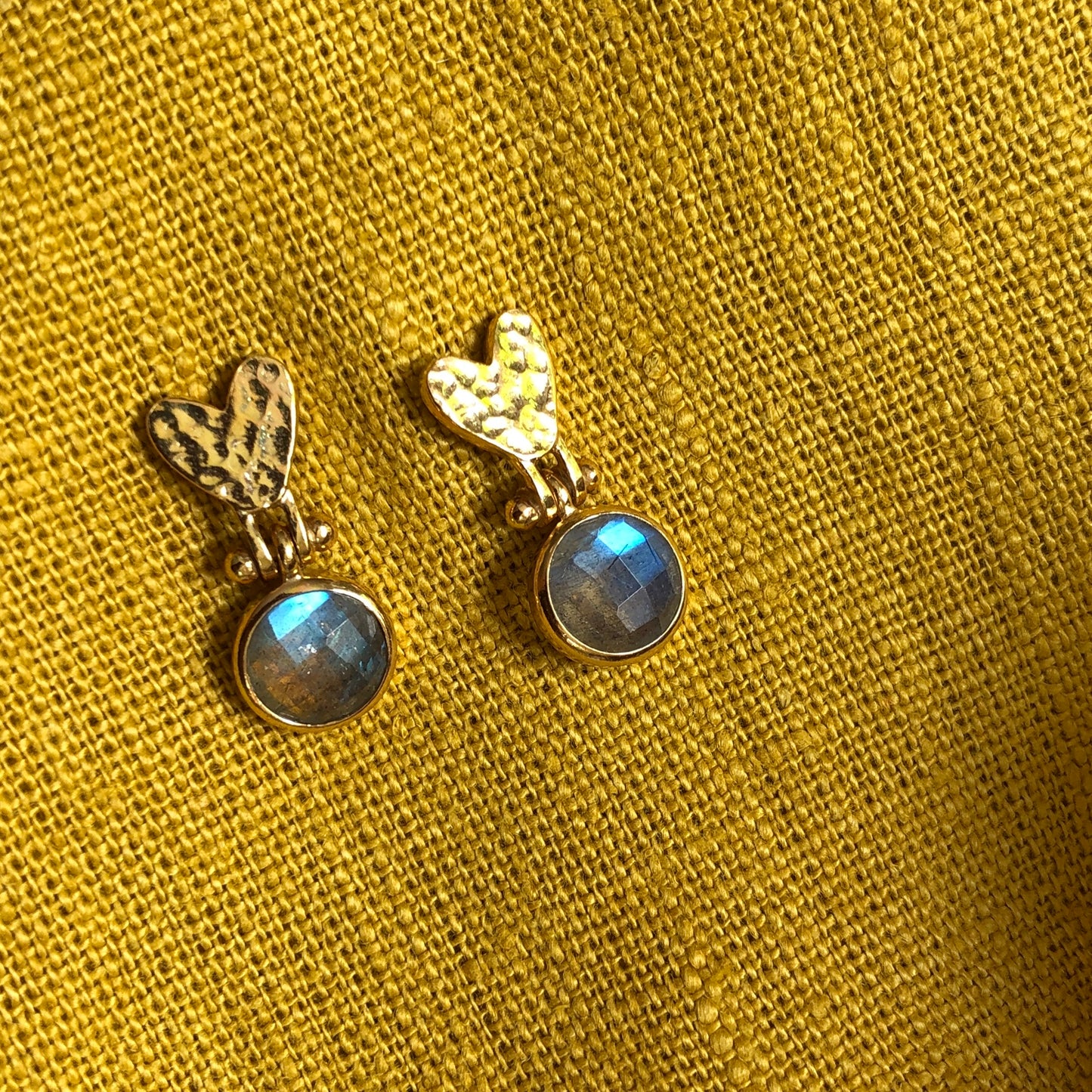 Beaten Heart earring in gold