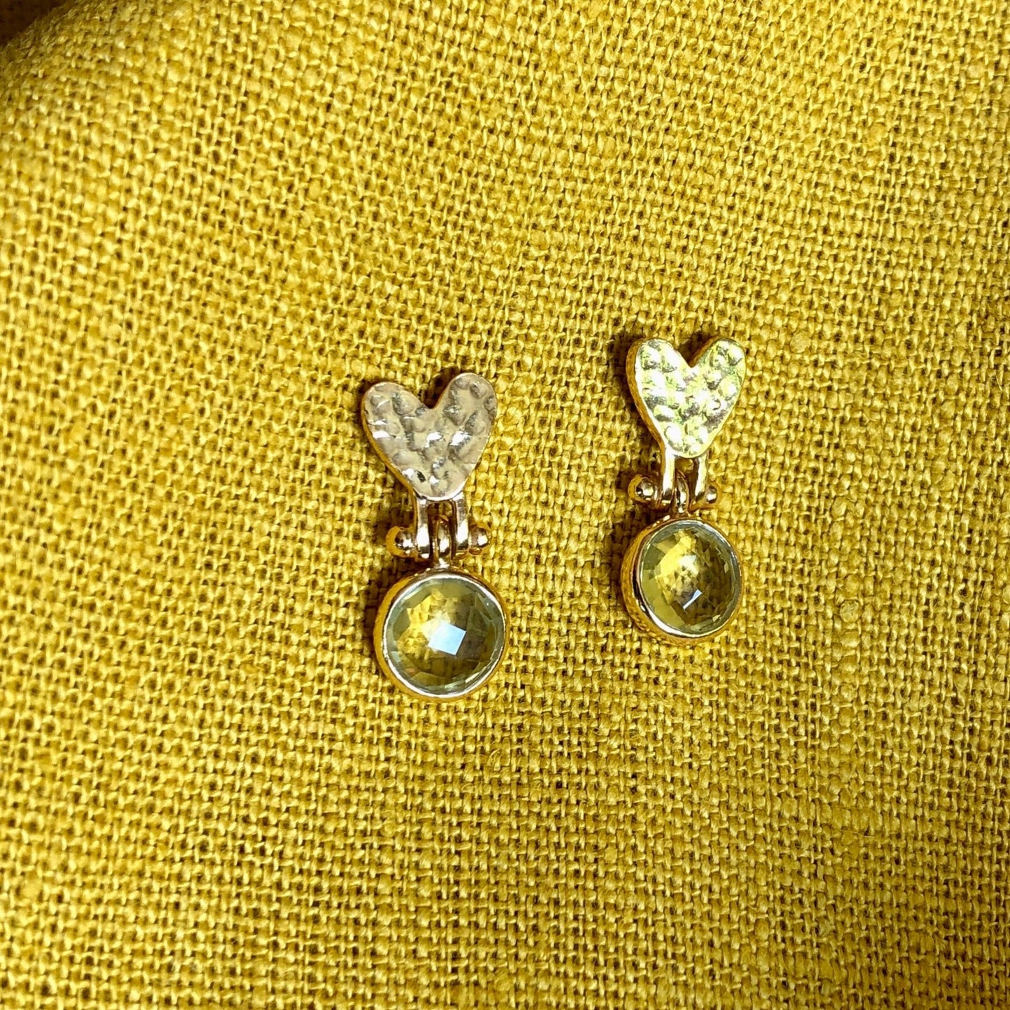 Beaten Heart earring in gold
