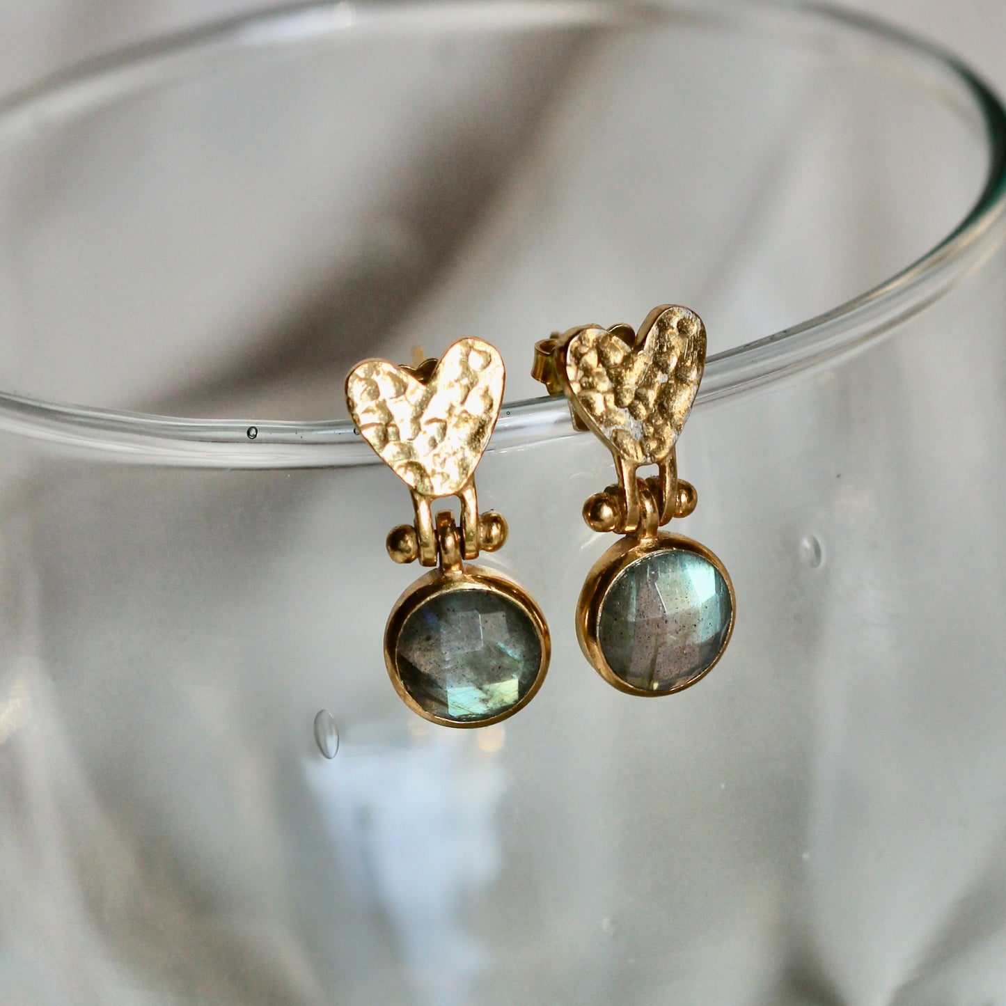 Beaten Heart earring in gold