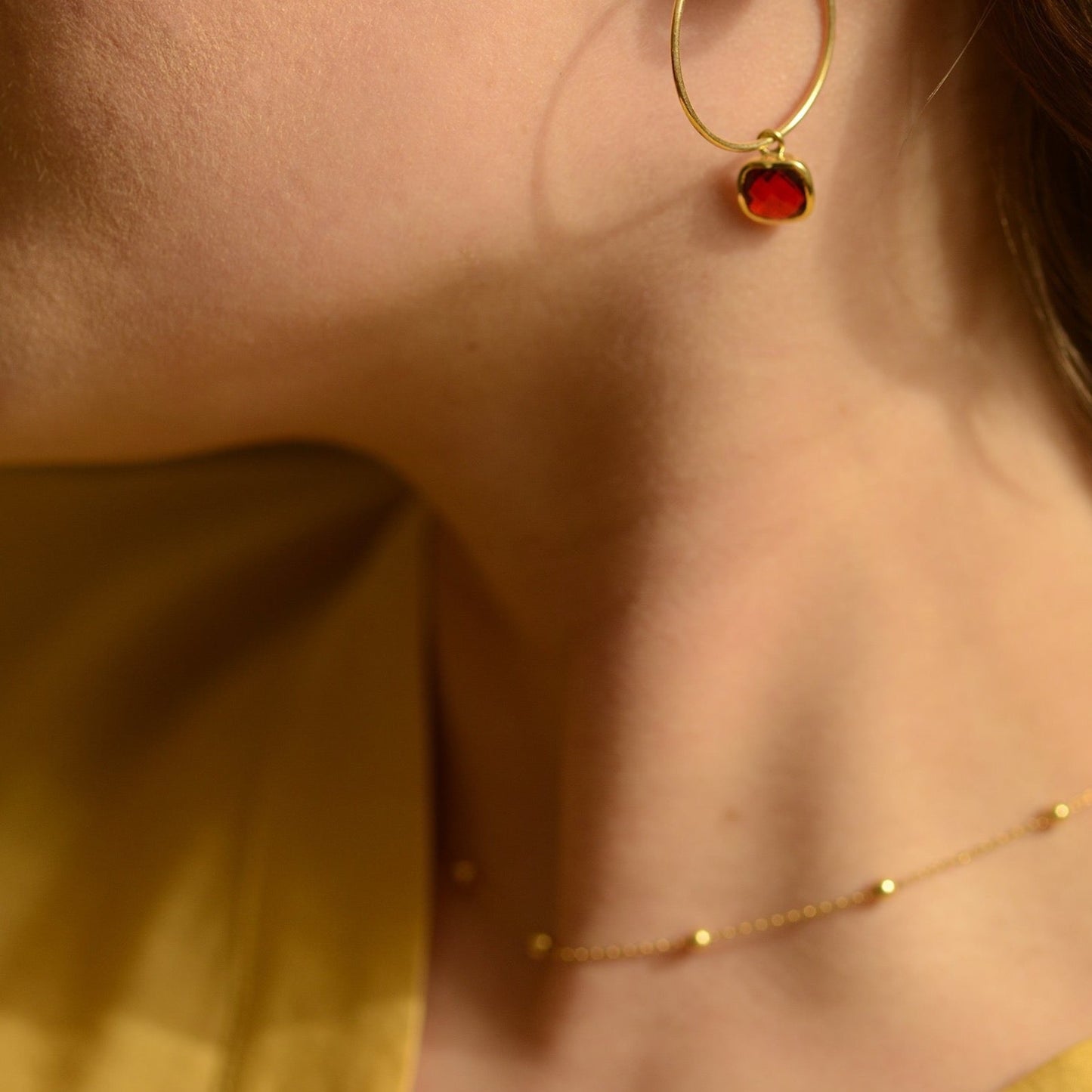 Delicate necklace with fine chain and balls