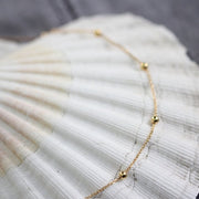 Ball and chain short necklace in yellow gold 